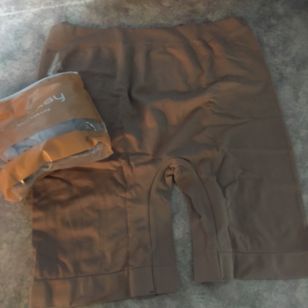 Seamless High-Waist Shaping Shorts in Brown